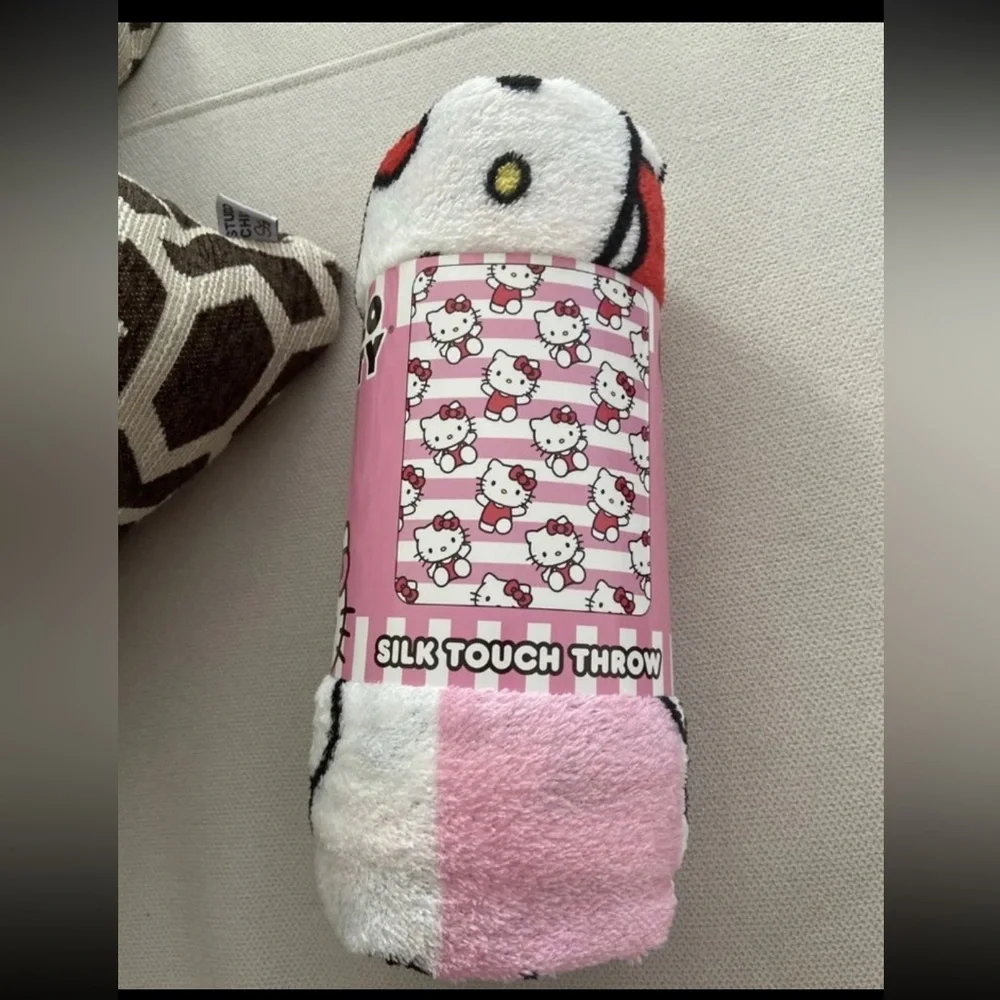 NEW NWT Sanrio Hello Kitty Blanket 40